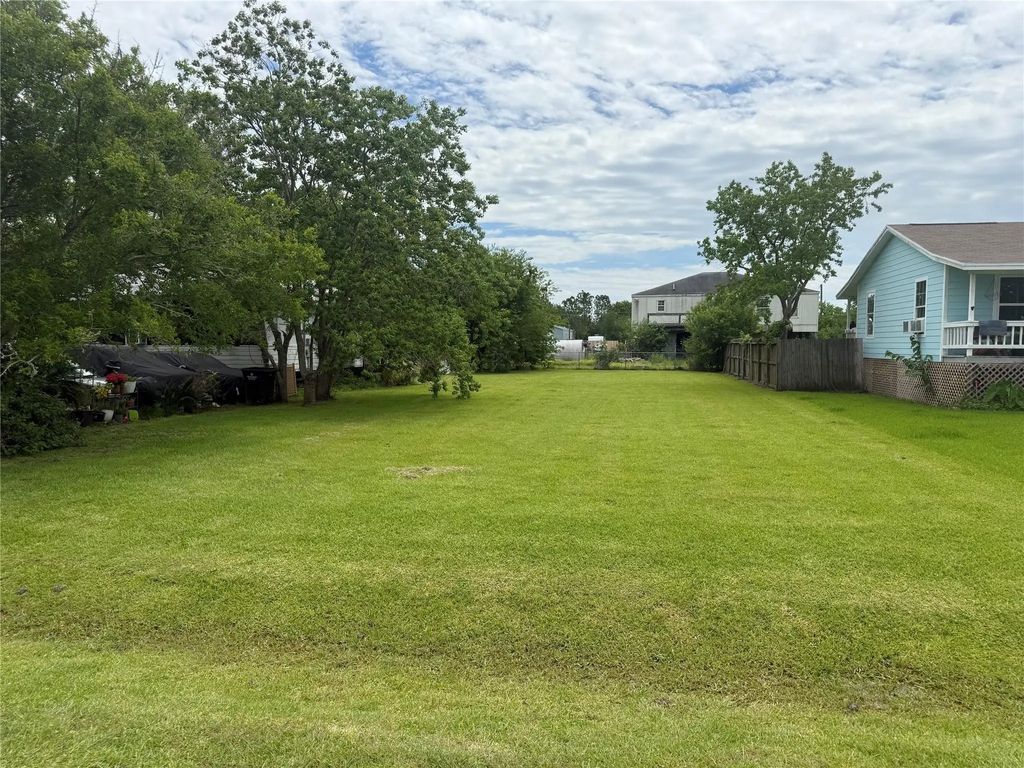 Na 8th, San Leon
