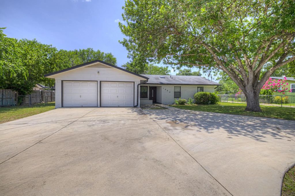 1302 S Mesquite Avenue, New Braunfels