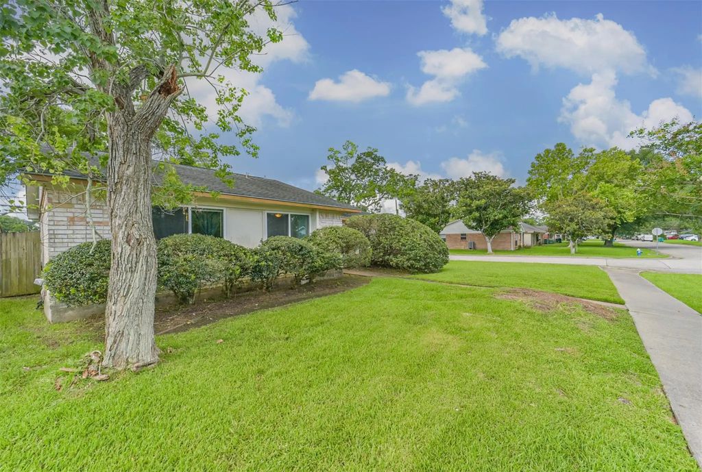 1749 Dolphin Drive, Seabrook