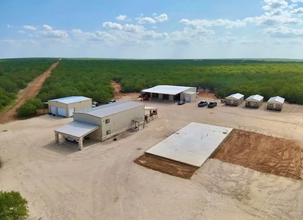 1049 County Road 4899, Dilley