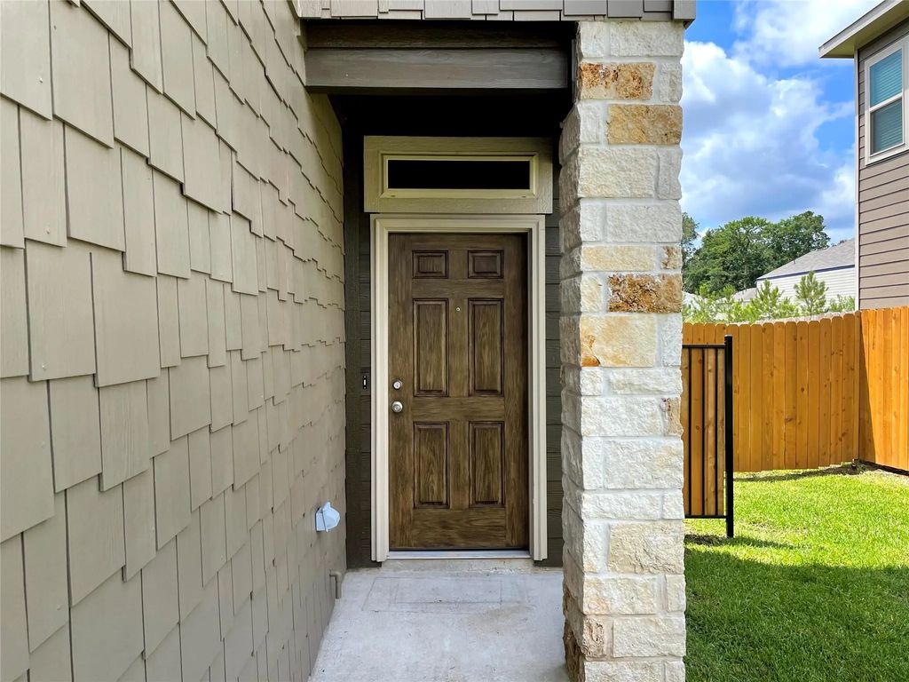 101 Wickersham B, Conroe