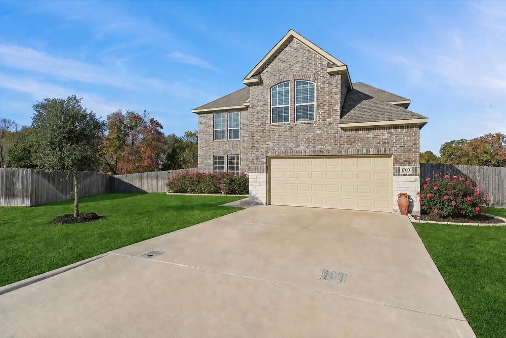 1700 Twin Oaks Circle, Brenham