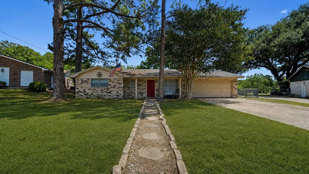 2015 Lee Street, Brenham