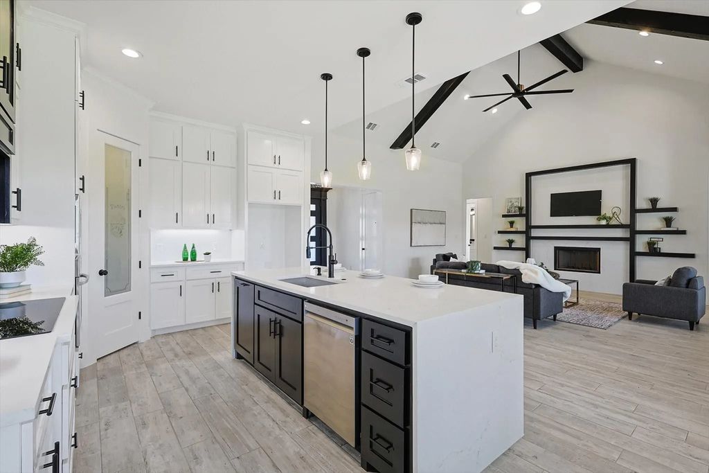 5009 Glenoaks Court, Weatherford