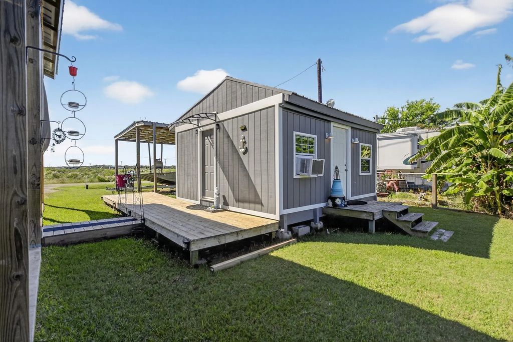83 County Road 299, Bay City