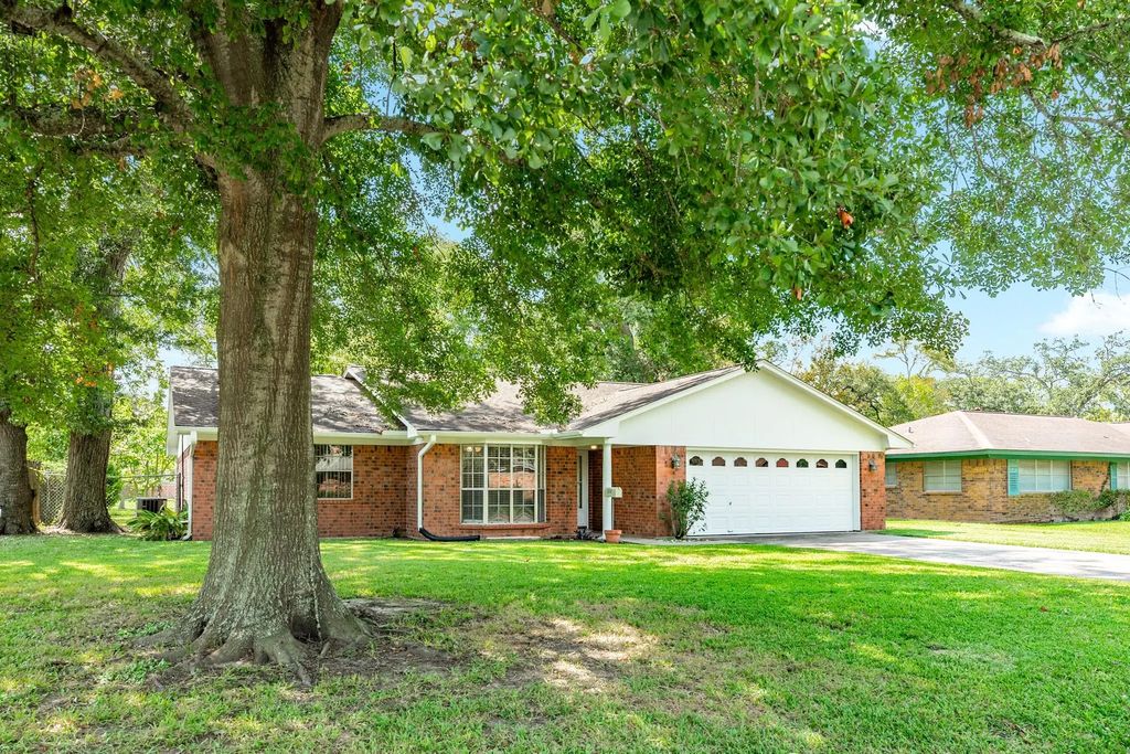 232 Wayne Dr, Clute