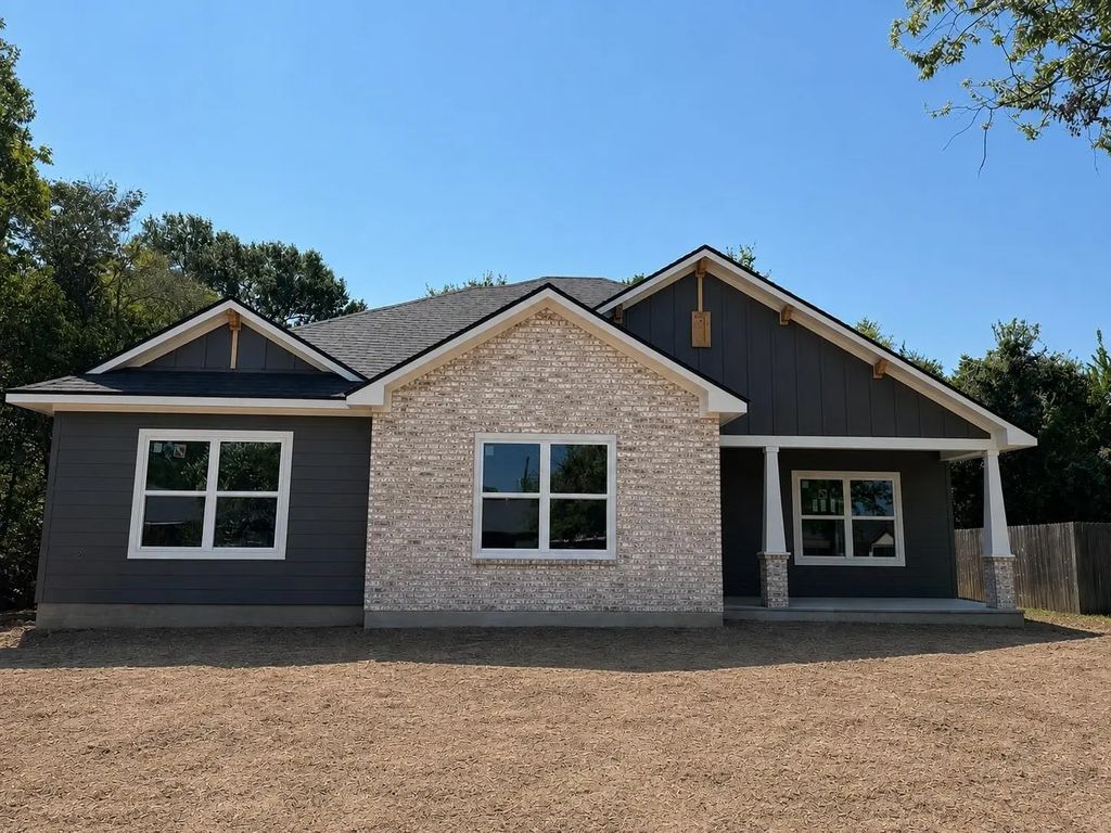 2121 Manning, Bryan