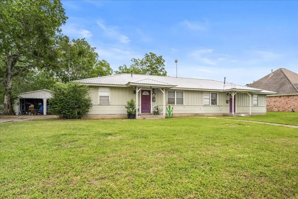 512 N College Street, Weimar