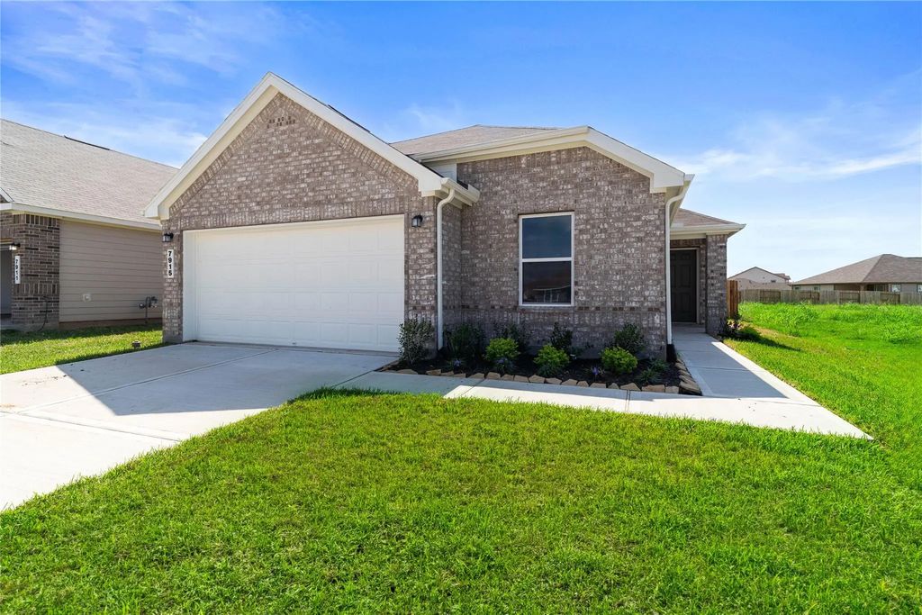 7915 House Sparrow Street, Hitchcock