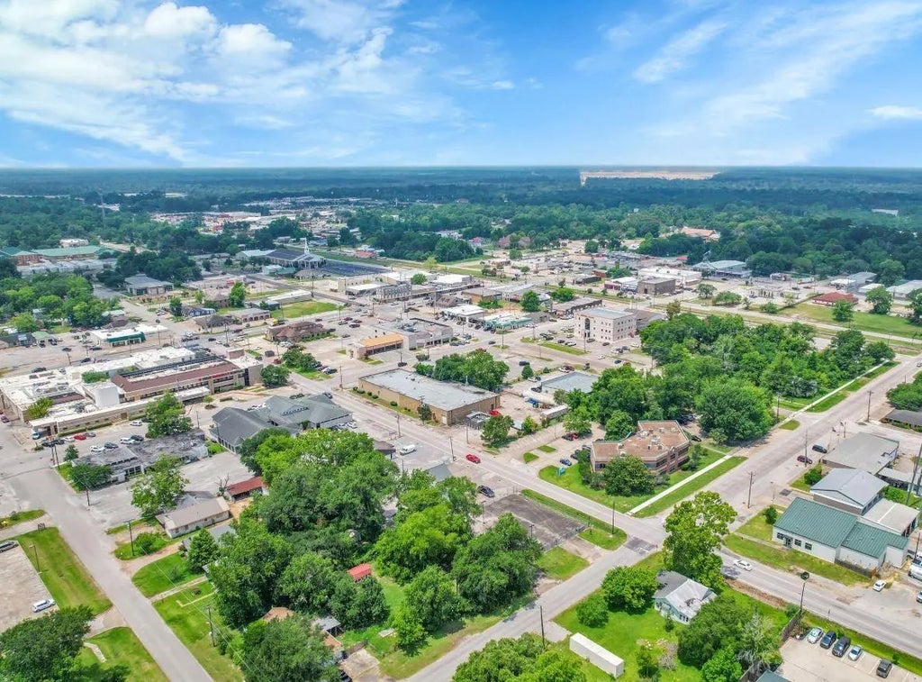 664 County Road 2146, Cleveland