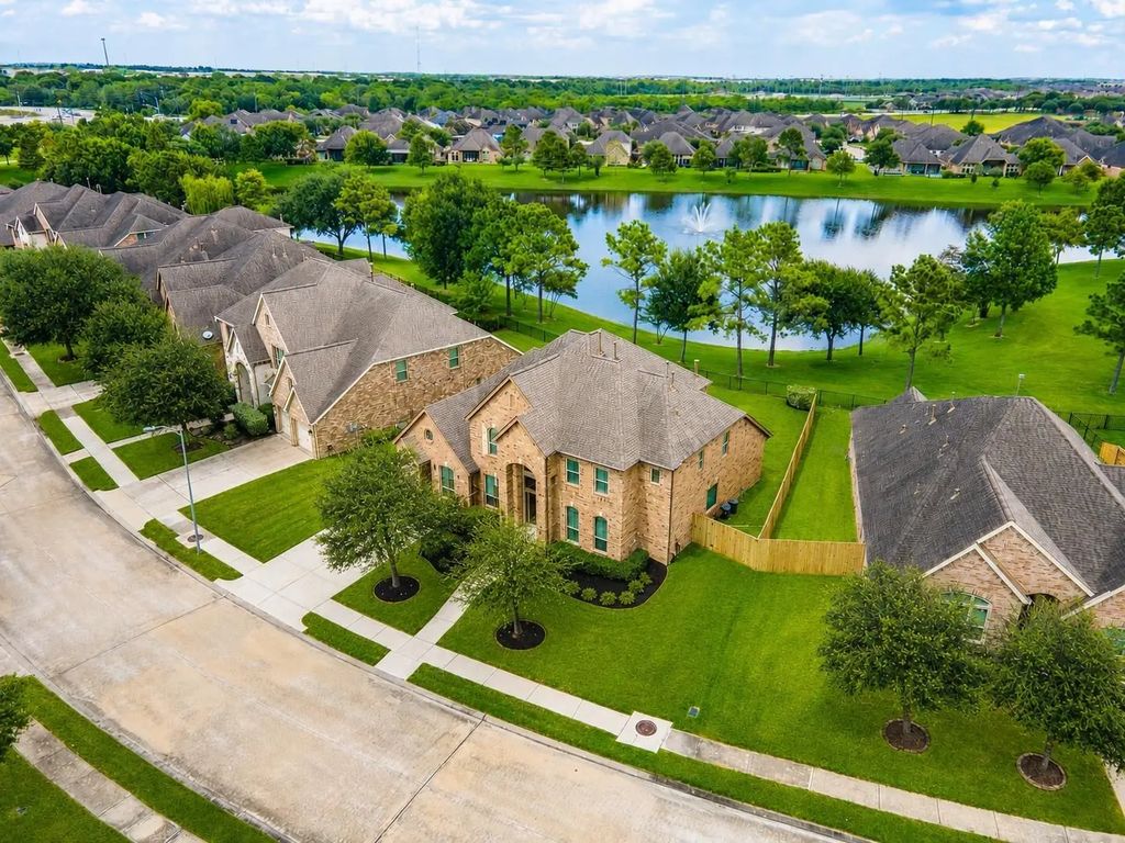 1915 Cayman Bend Lane, Pearland