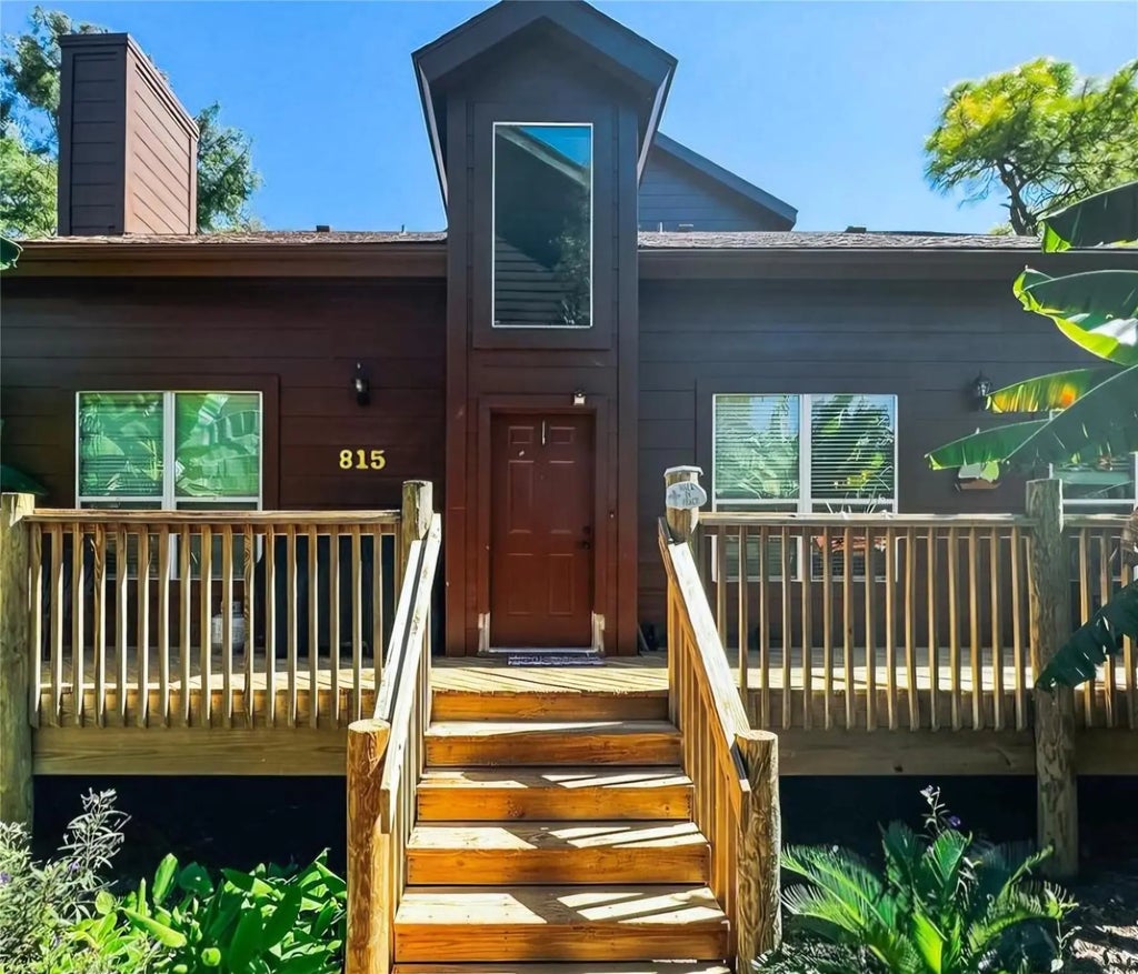 815 Davis Road, Webster