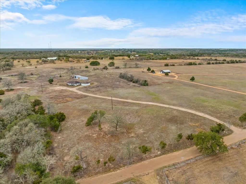 524 Hackemack Rd, Round Top