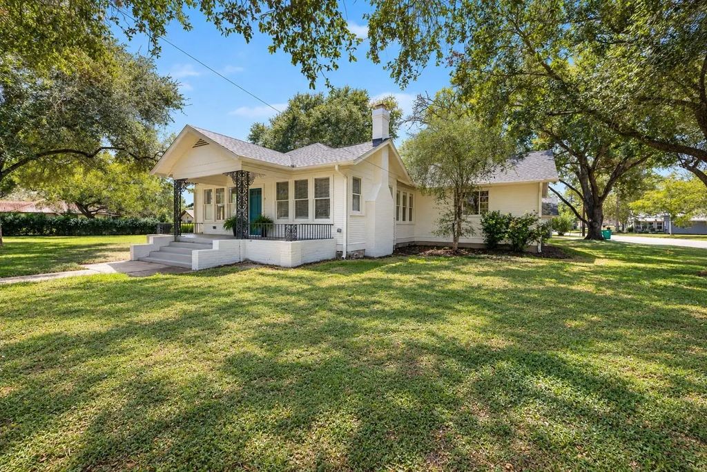 918 S Madison Street, La Grange