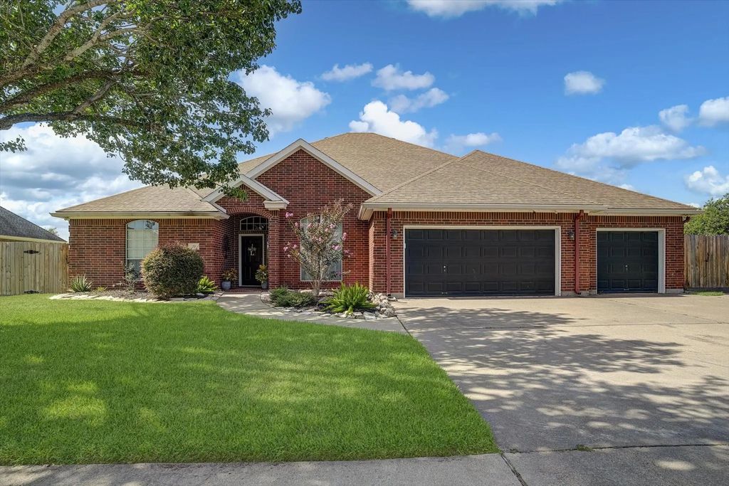 20 Chuckwagon Court, Angleton