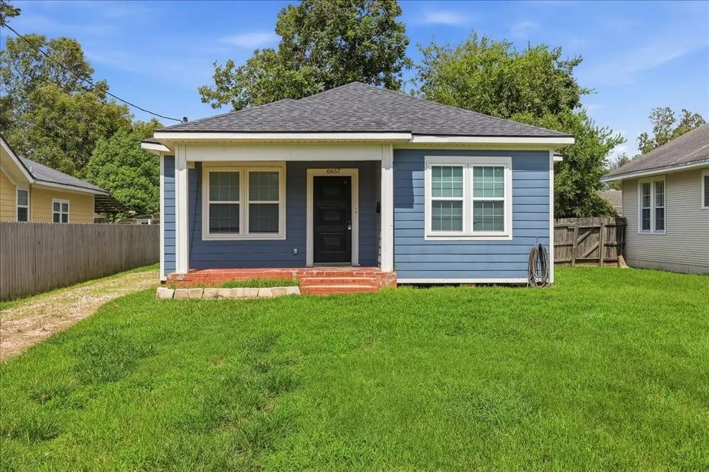 6657 Washington Street, Groves