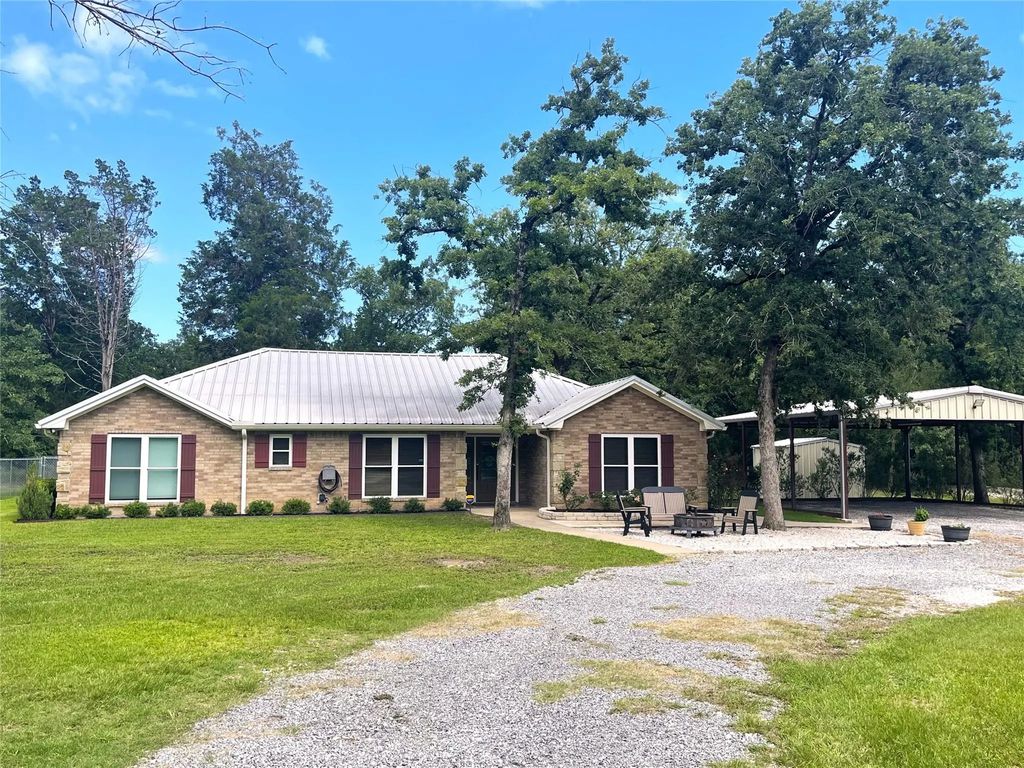 109 Private Road 916, Fairfield