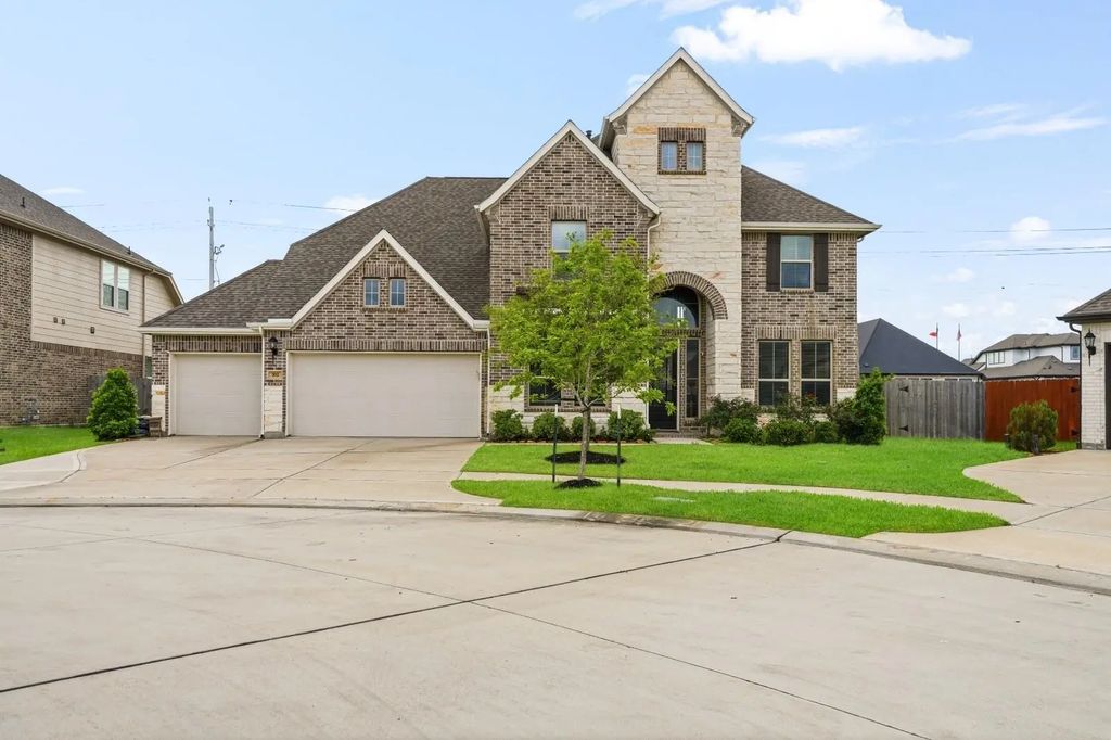 702 Hooks Trail, League City