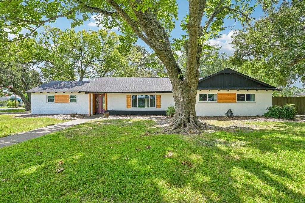 101 W Larkspur Drive, Alvin