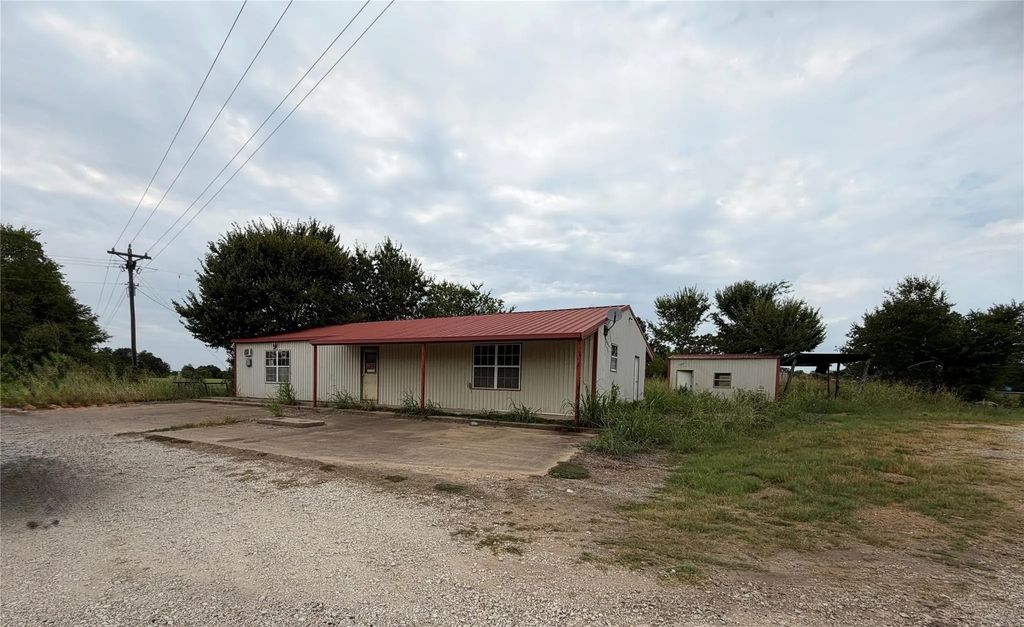 1421 Fm 39 S, Donie