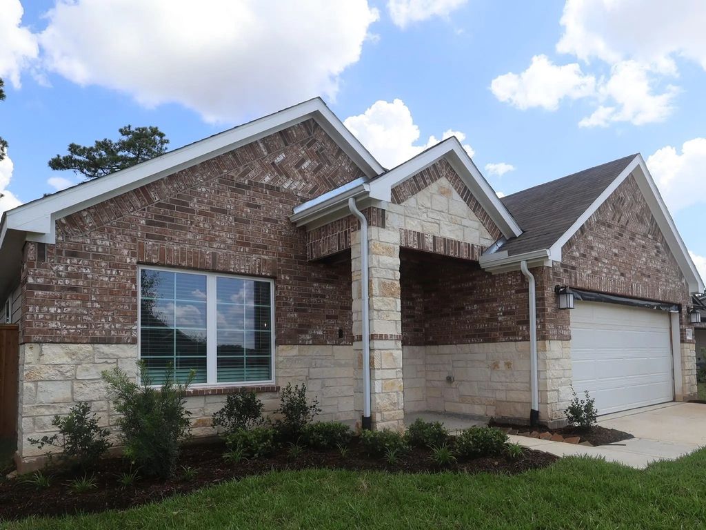 985 Garden Path Drive, Willis