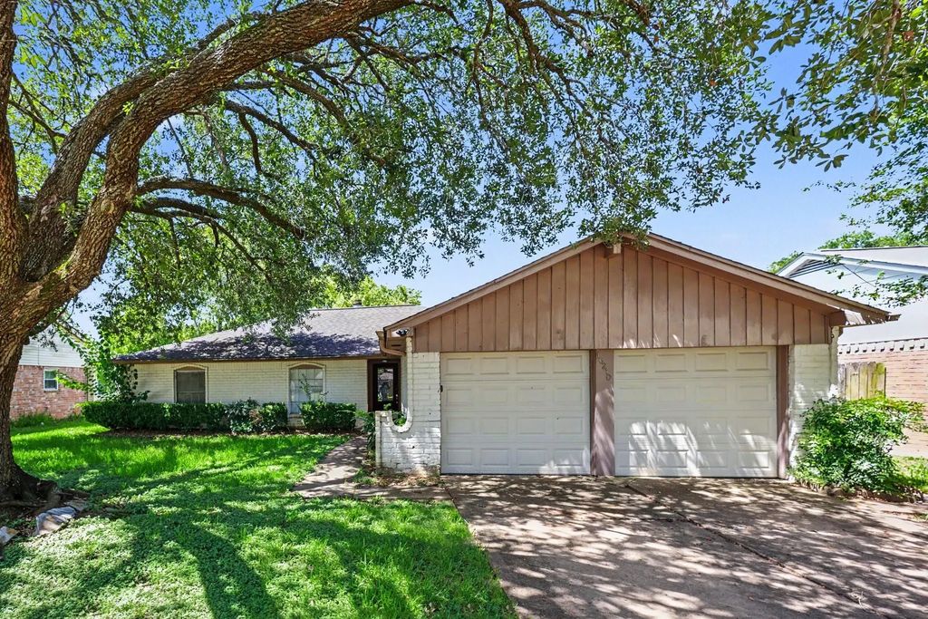 16210 Forest Bend Avenue, Friendswood