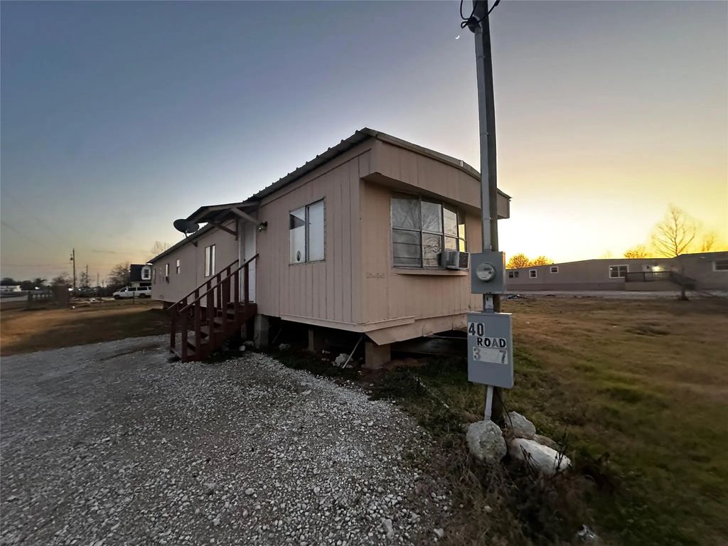 40 County Rd 3557, Cleveland