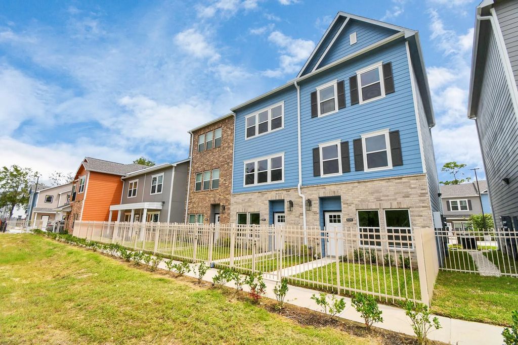 5262 Ella Boulevard 300, Houston