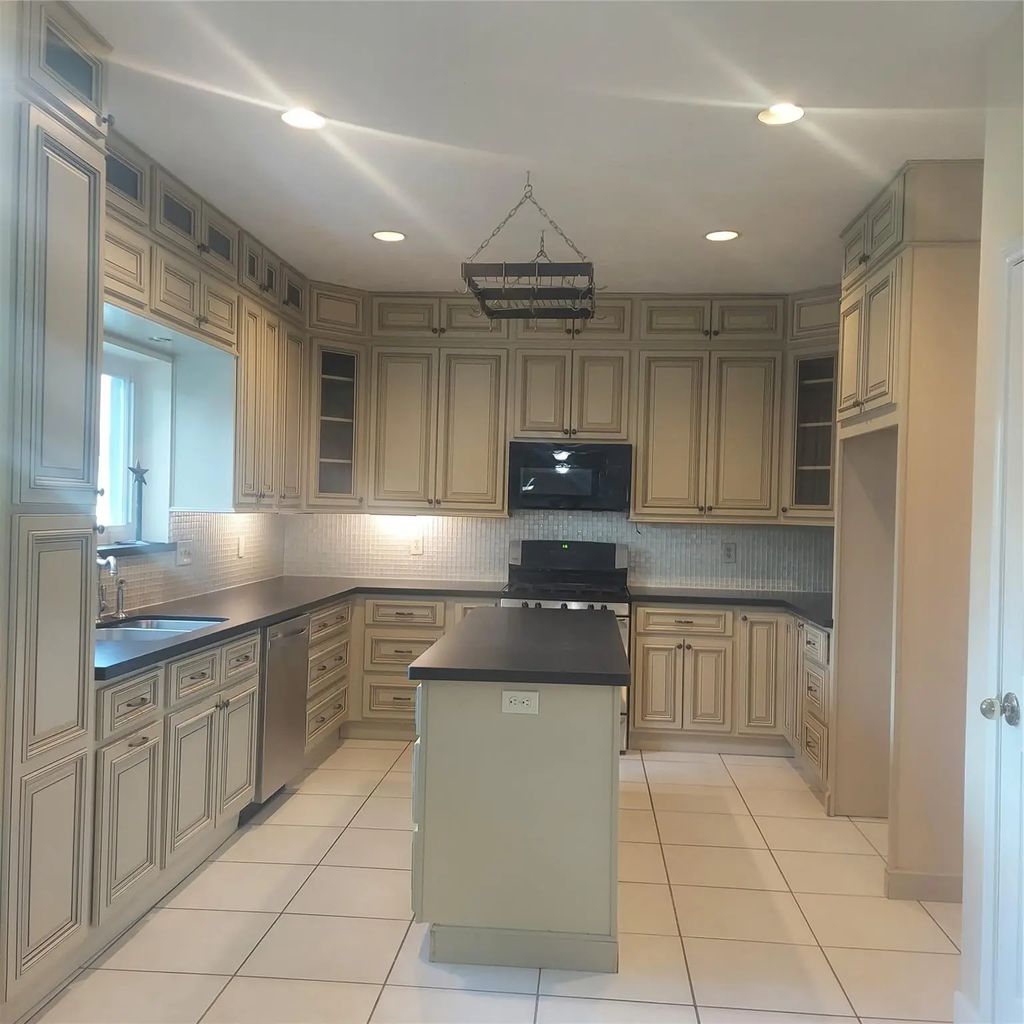 6827 Trimstone Drive, Pasadena