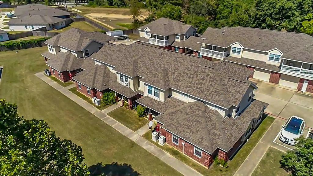 1203 Lovett 1203, Tomball