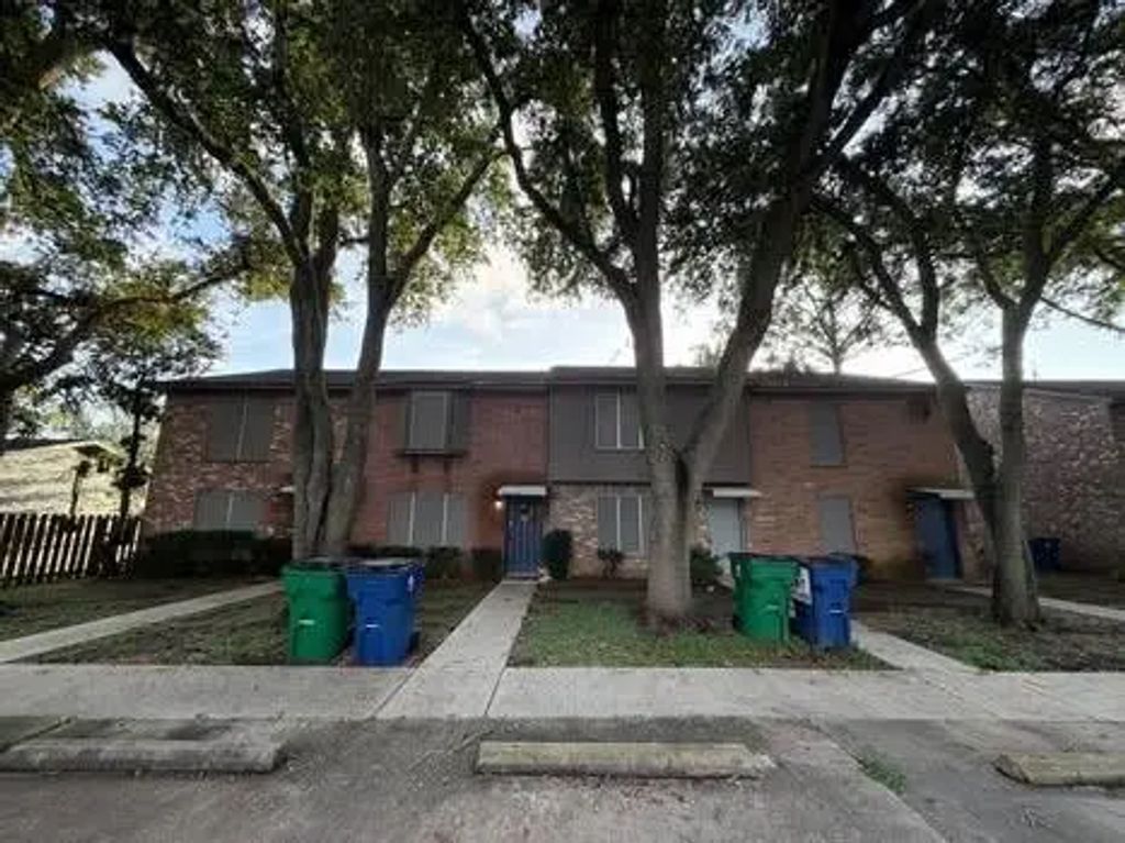 1037 N Chenango Street, Angleton