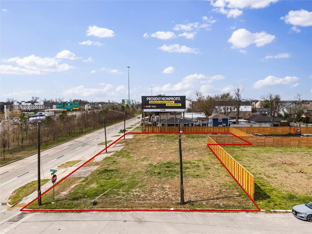 1025 N Loop, Houston