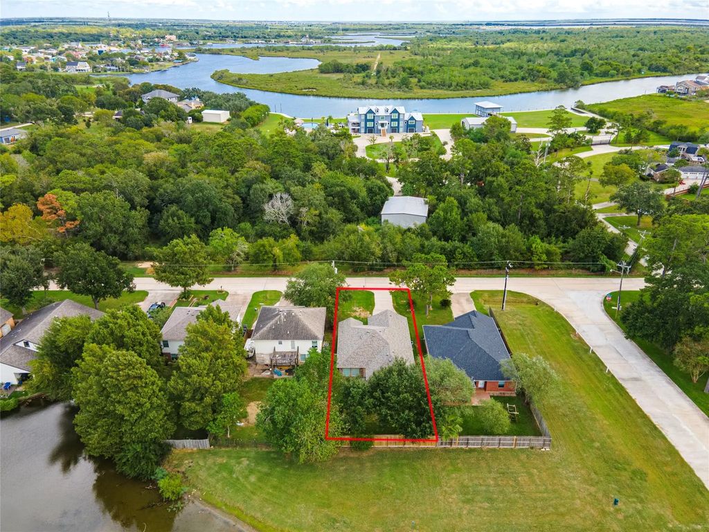 4337 Country Club Drive, Dickinson