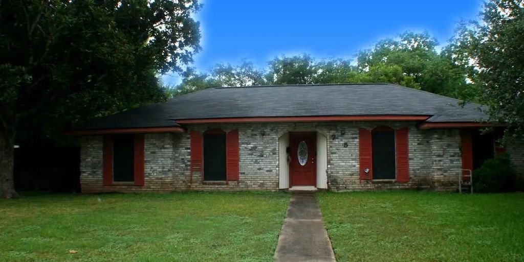705 Sycamore Street S, Lake Jackson