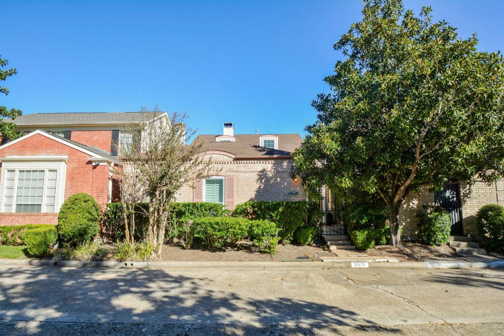 9518 Bayou Brook Street, Houston