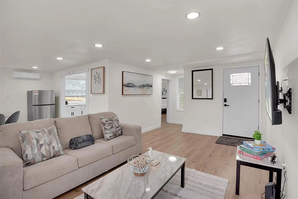 222 West Drive, League City