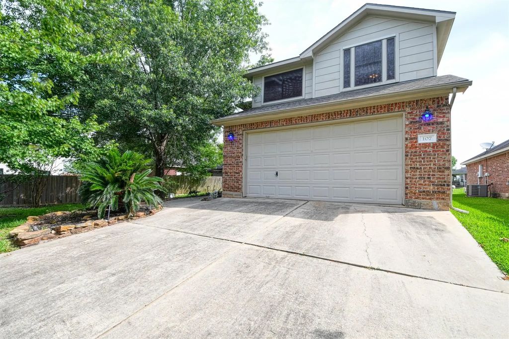 107 Cove W, Conroe