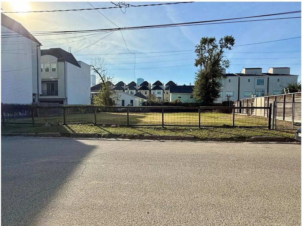 1920 Houston Avenue, Houston