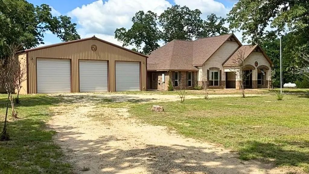 325 Planter Pointe Drive, Normangee
