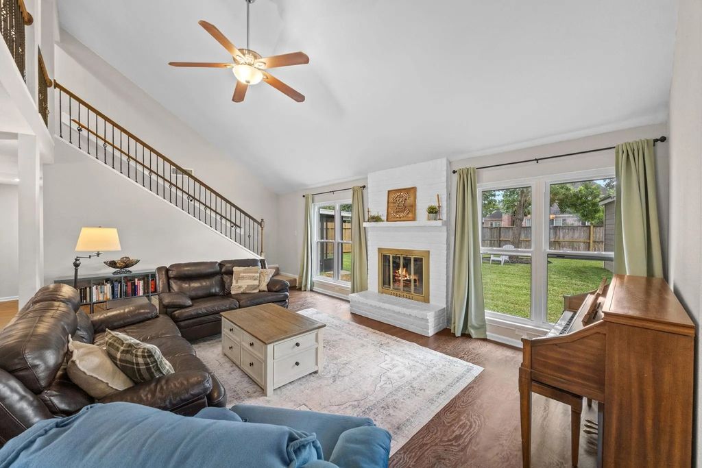 13823 Ivymount Drive, Sugar Land
