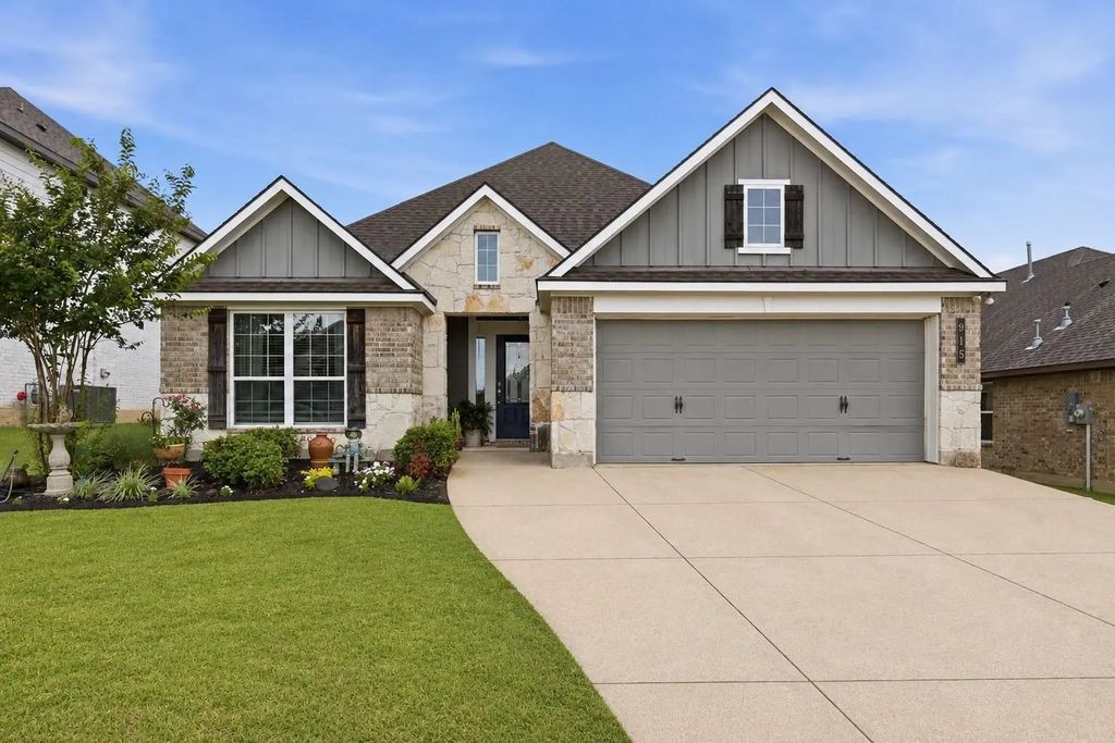 915 Farm Path, Brenham