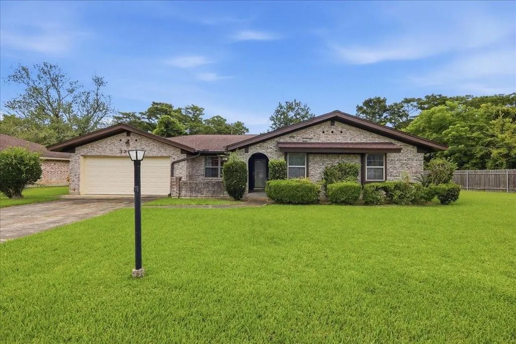 3210 Lancelot, Orange