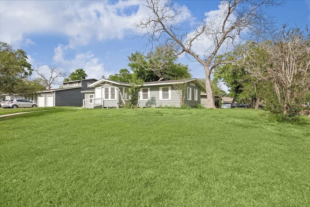 613 Winding Way Street, Lake Jackson