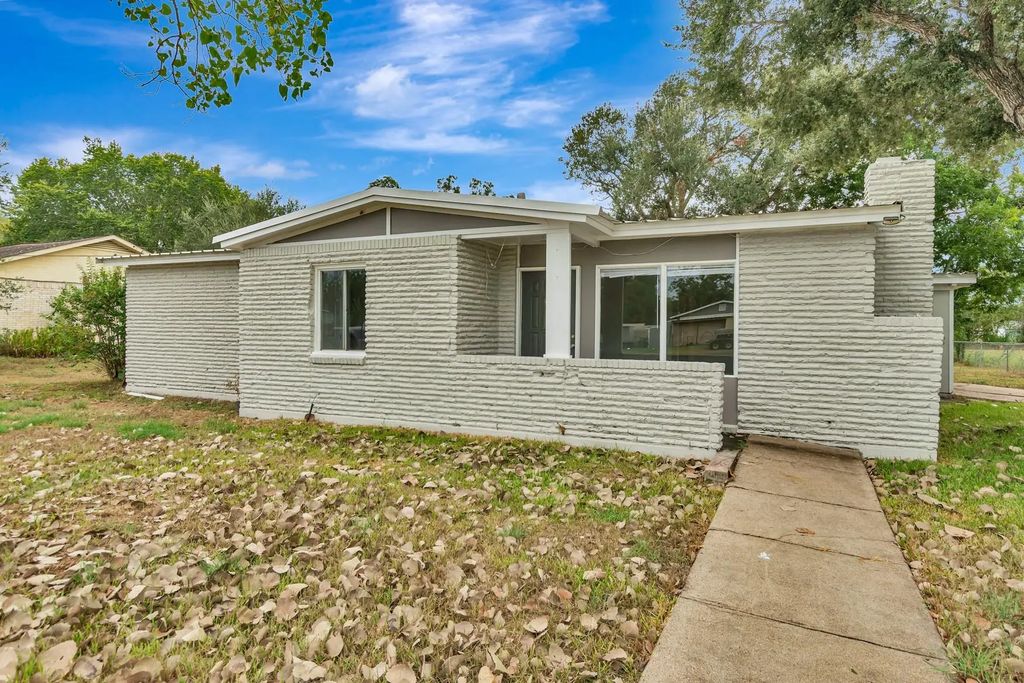 611 Sarah Street, Edna