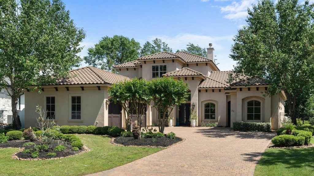 22 Johnathan Landing Court, The Woodlands