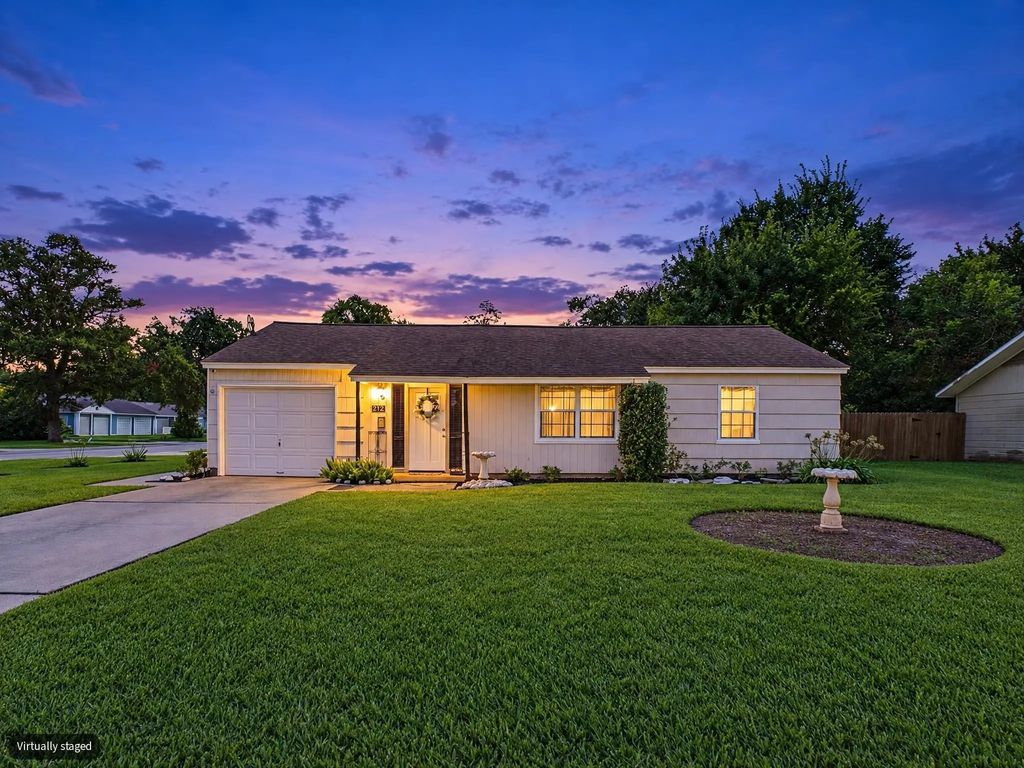 212 Elm Street, Lake Jackson