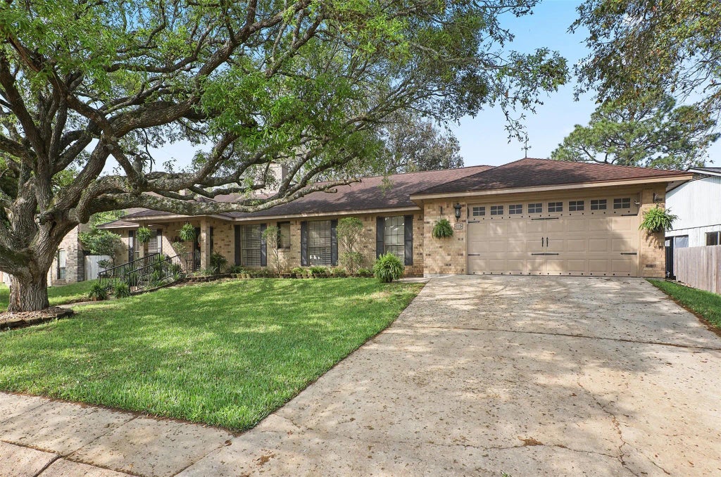 115 Bayou Glen Street, Hitchcock