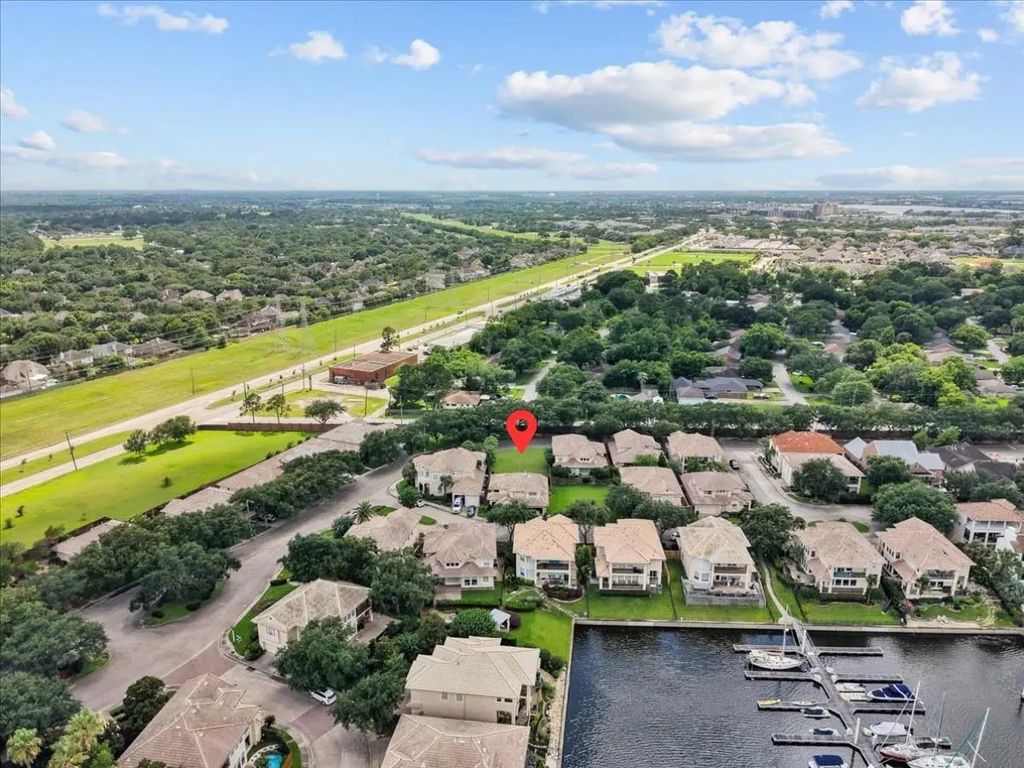 403 Waterford Way, Kemah
