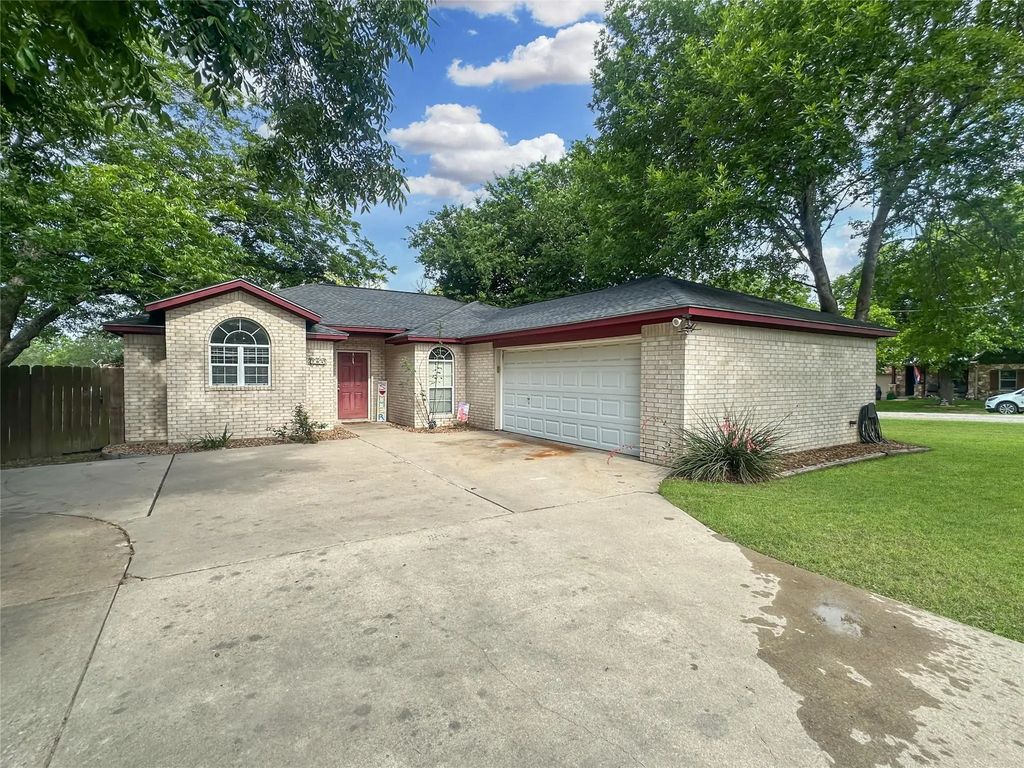 704 S Market Street, Flatonia