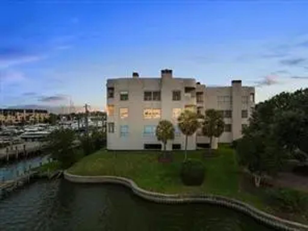1302 Marina Bay Drive 201a, Kemah